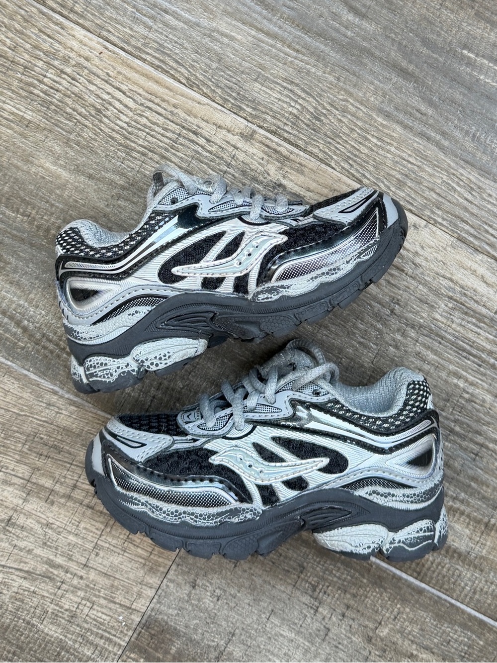 Saucony Omni 9 KDZ "Black/Silver" Shoe 6c